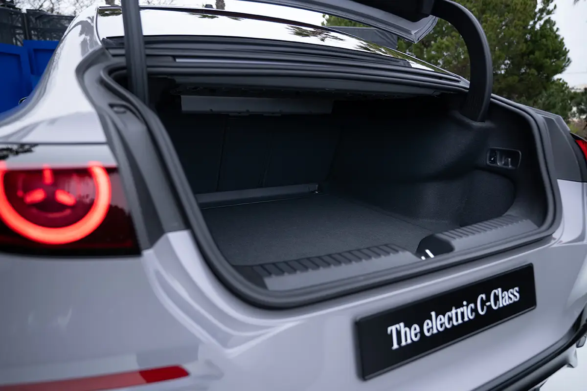 Geöffneter Kofferraum der elektrischen C-Klasse mit 470 Liter Ladevolumen und elektrisch umklappbaren Rücksitzen.