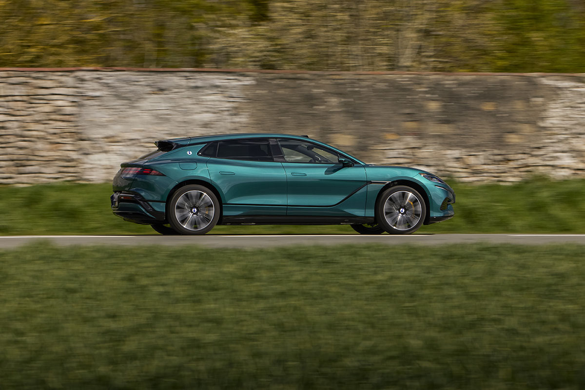 Dynamisches Seitenprofil des Denza Z9GT, das die gestreckte Linienführung des 5,18 Meter langen Luxuskombis zeigt.