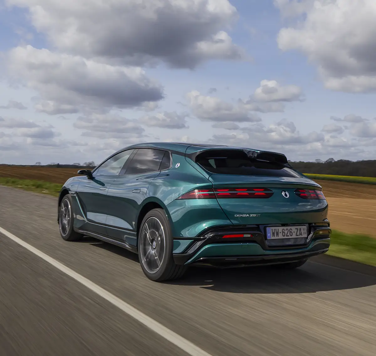 Das markante Heck des Denza Z9GT mit doppelten Spoilern und durchgehenden LED-Leuchtenbändern.