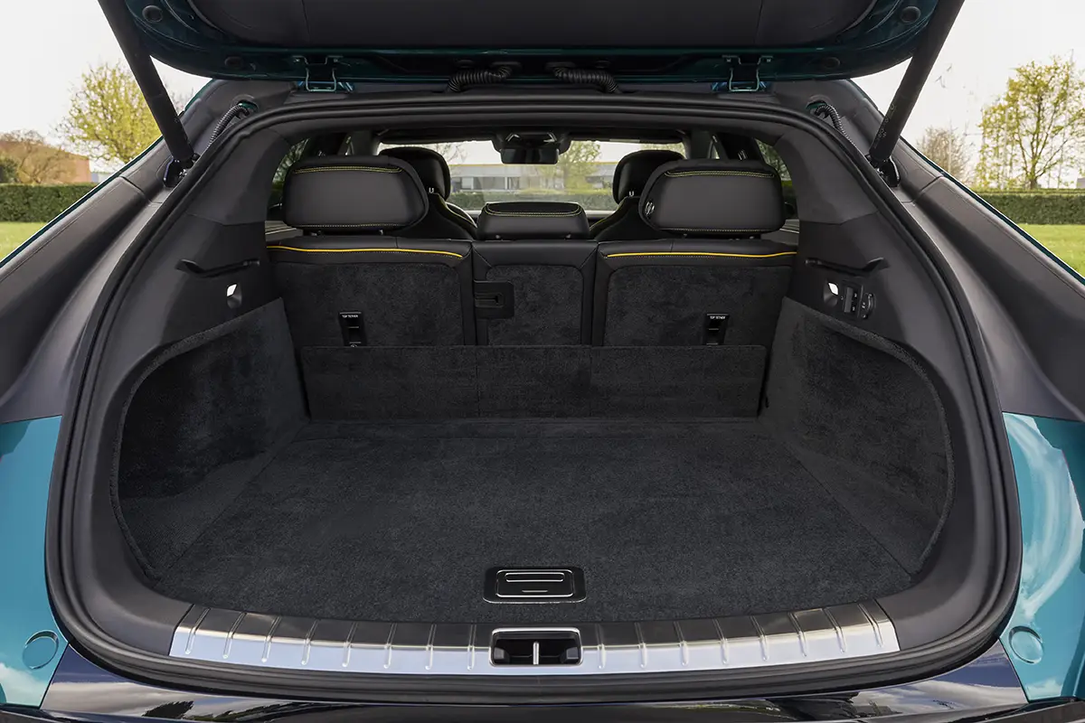 Blick in den grosszügigen, hochwertig ausgekleideten Kofferraum des Denza Z9GT Elektro mit bis zu 1.680 Litern Volumen.