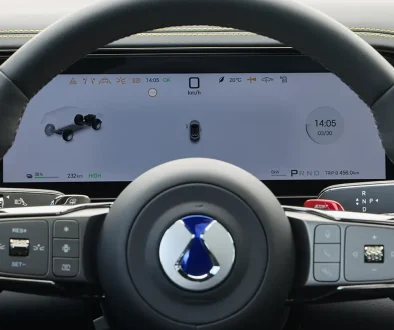 Digitales Cockpit einer BYD-Premiummarke mit Fokus auf den hochauflösenden Instrumentenbildschirm und das Multifunktionslenkrad.