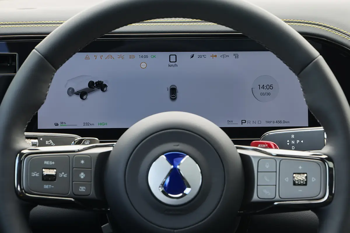 Digitales Cockpit einer BYD-Premiummarke mit Fokus auf den hochauflösenden Instrumentenbildschirm und das Multifunktionslenkrad.