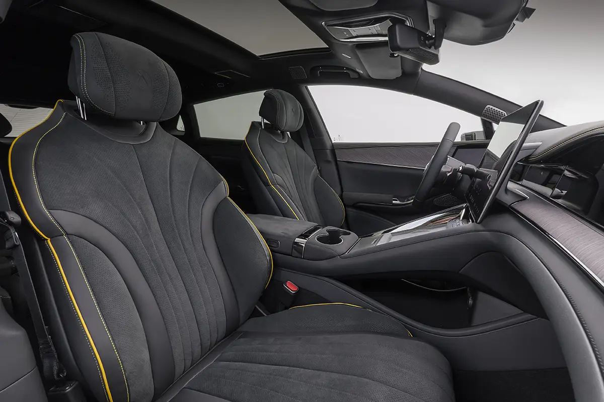 Ergonomische Luxussitze im Denza Z9GT mit markanten gelben Ziernähten und integrierter Massagefunktion.