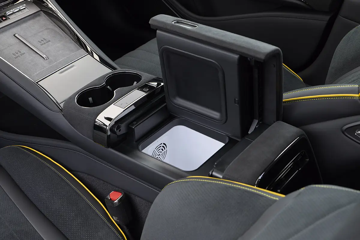 Innovatives Kühlfach in der Mittelkonsole des Denza Z9GT, das Temperaturen bis minus fünf Grad erreicht.