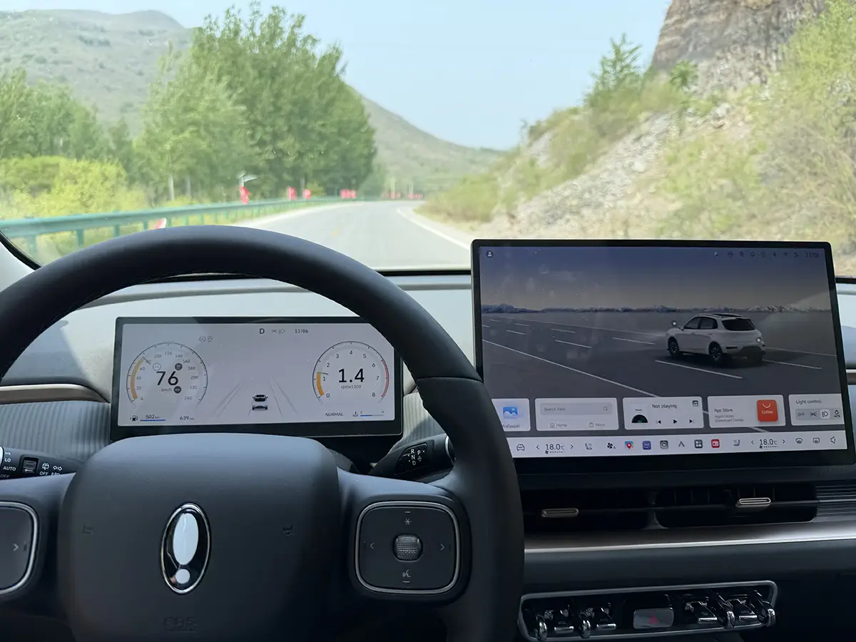 Große Displays mit hochauflösender Darstellung treffen auf wertige Details wie Kippschalter und Lautsprechergehäuse aus Metall. Foto: GWM