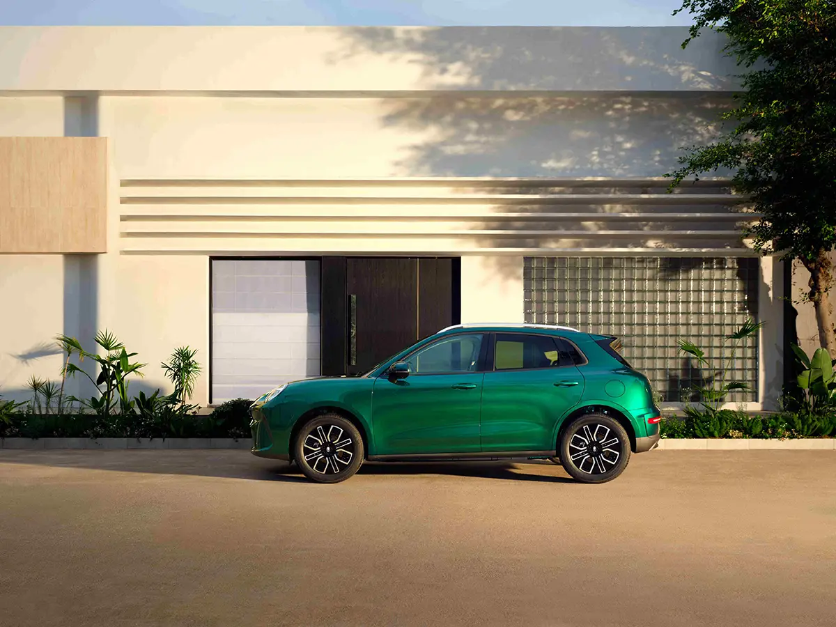 Optisch bleibt sich die Marke treu. Der Ora 5 greift Designelemente auf, die bereits bei anderen Modellen zu sehen waren: Rundliche Scheinwerfer, betonte Kotflügel und eine insgesamt weich gezeichnete Linienführung. Foto: GWM