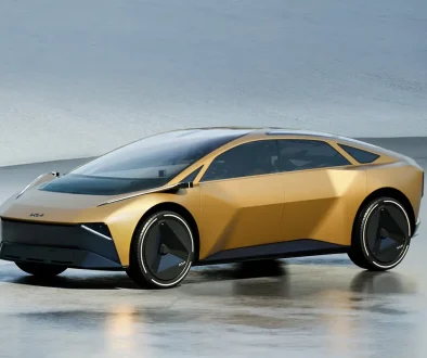 Futuristische Coupé-Limousine Kia Vision Meta Turismo in Goldgelb auf einem Podest bei der Mailänder Designwoche.