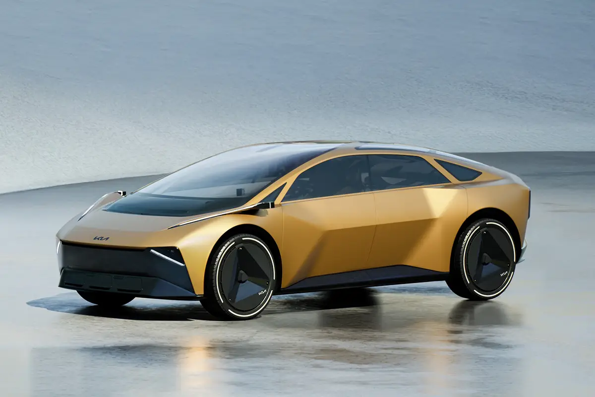 Futuristische Coupé-Limousine Kia Vision Meta Turismo in Goldgelb auf einem Podest bei der Mailänder Designwoche.
