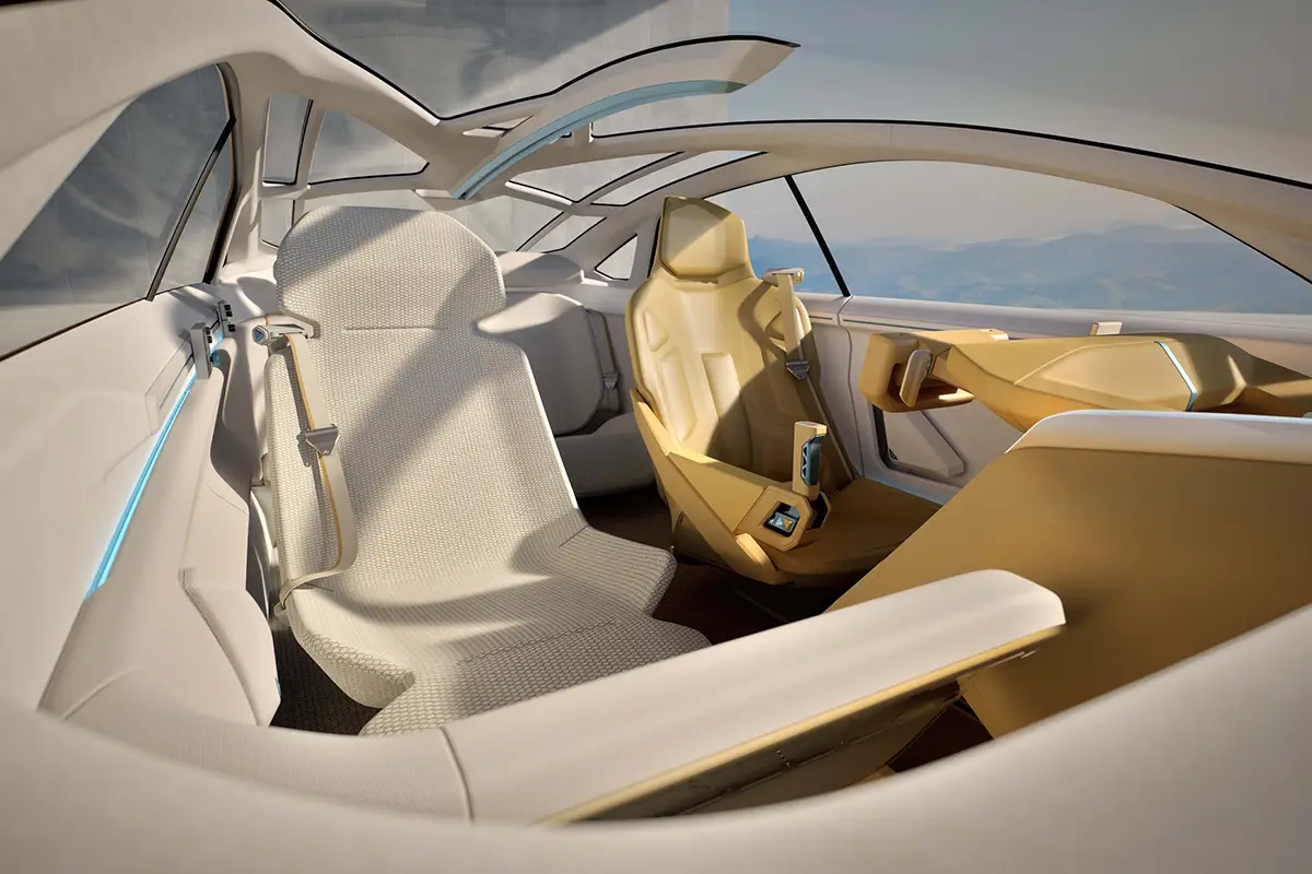 Futuristischer Innenraum des Kia Vision Meta Turismo mit drehbaren Sitzen und Controller-ähnlichem Lenkrad.