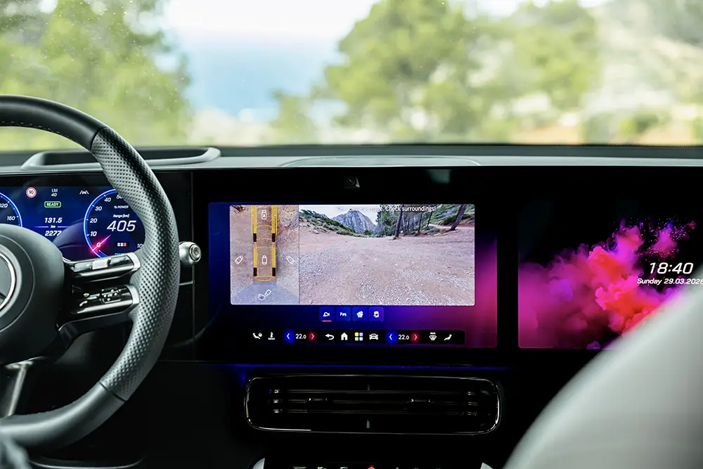 Nahaufnahme des KI-gestützten Mercedes-Benz Infotainmentsystems im GLB mit Navigationsanzeige.