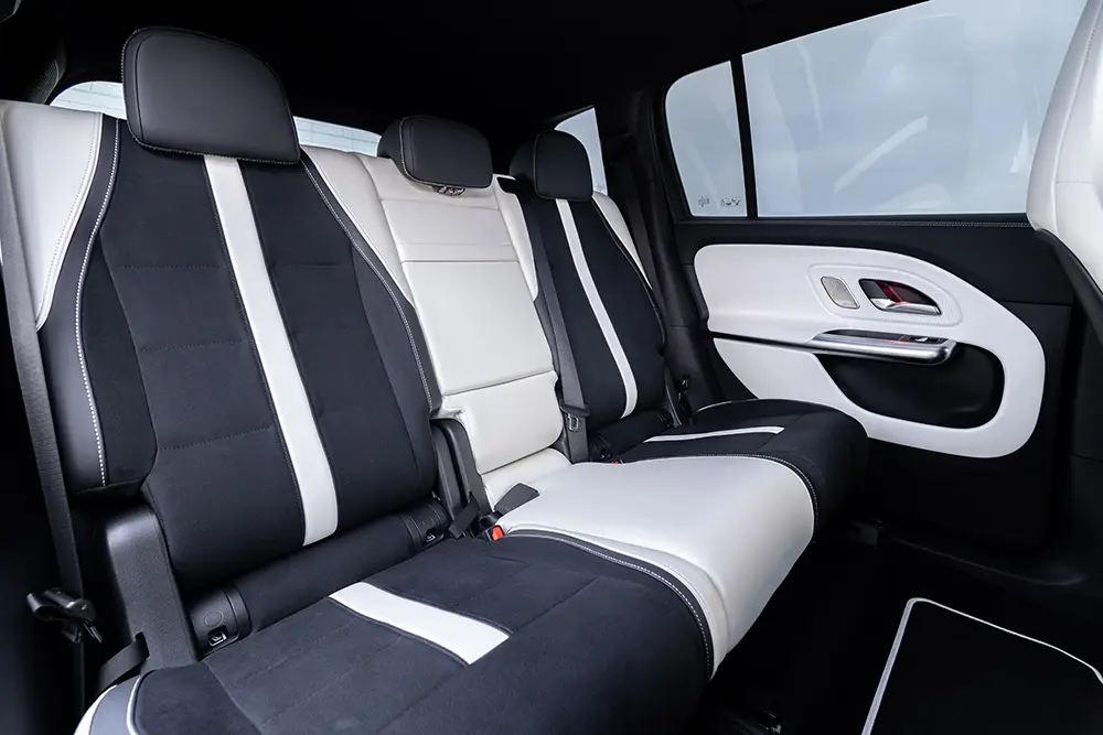 Grosszügiges Platzangebot in der zweiten Sitzreihe des Mercedes GLB mit schwarz-weiss kontrastierten Ledersitzen.