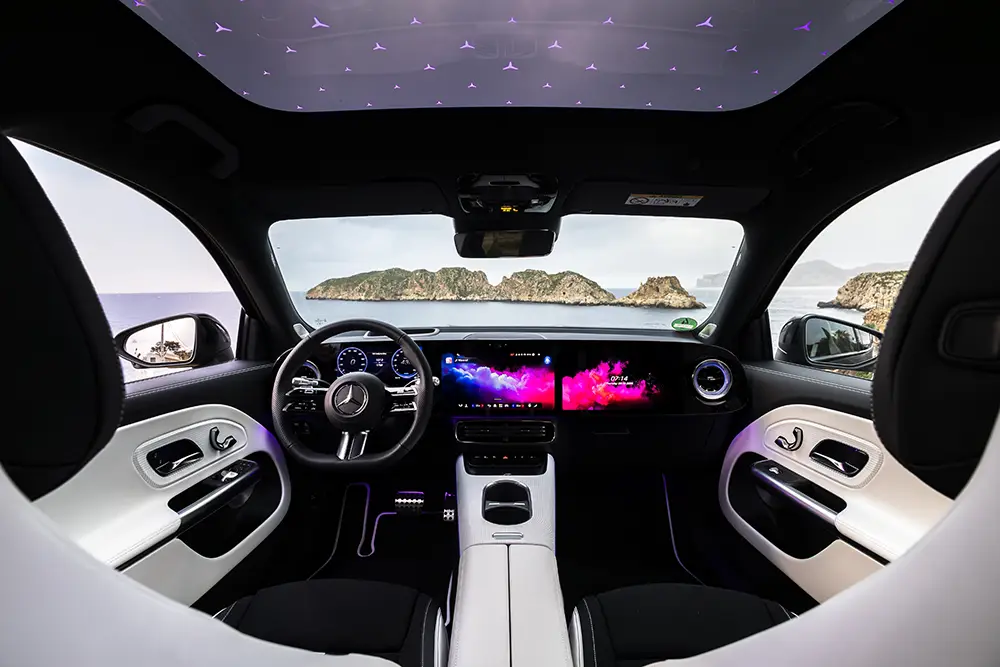 Modernes Mercedes GLB Interieur mit durchgehendem Riesen-Screen-Display und Sternen-Panoramadach.