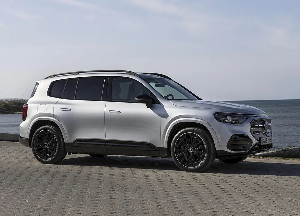 Seitenansicht des 4,73 Meter langen Mercedes GLB SUV, das durch sein kantiges Design und den langen Radstand viel Platz bietet.