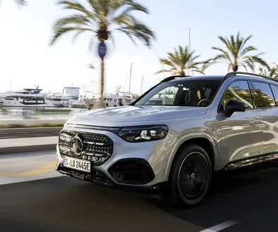 Silberner Mercedes GLB auf der MMA-Plattform bei einer Testfahrt entlang der Küste von Mallorca.