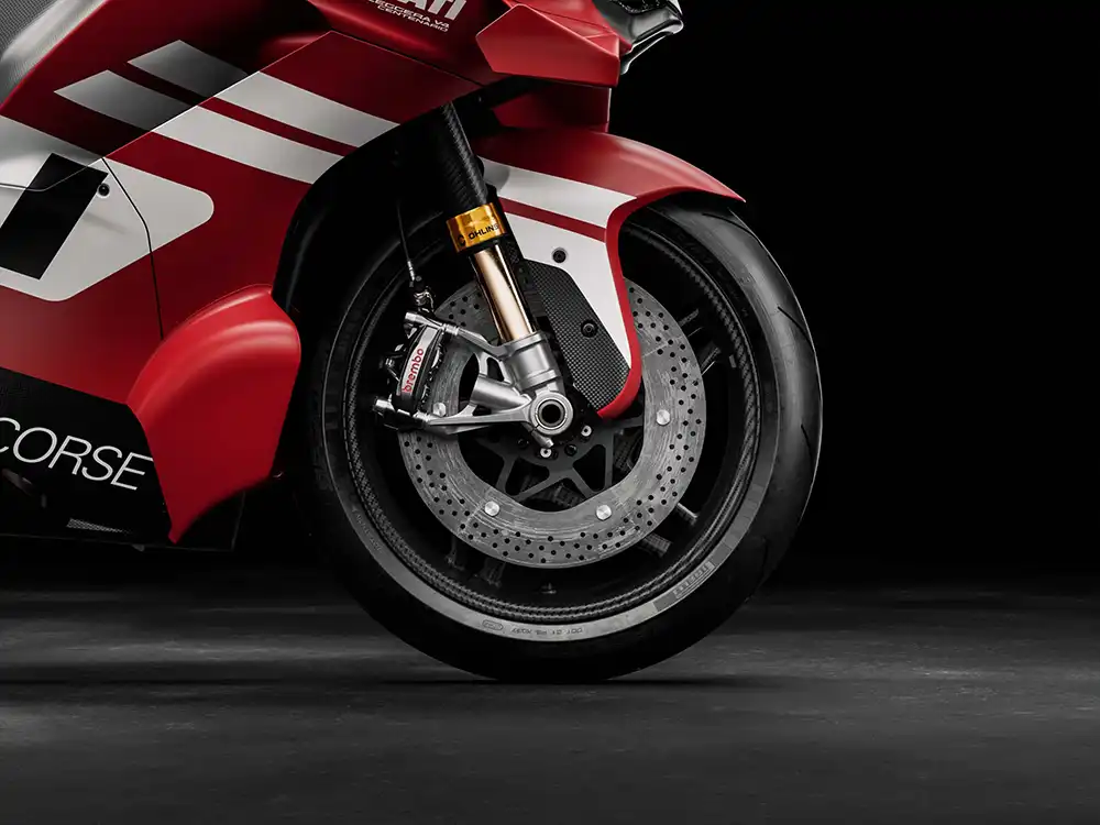Nahaufnahme der Ducati Superleggera V4 Centenario mit Carbon-Keramik-Bremsen von Brembo und Öhlins-Fahrwerk mit Carbon-Gabelholmen.