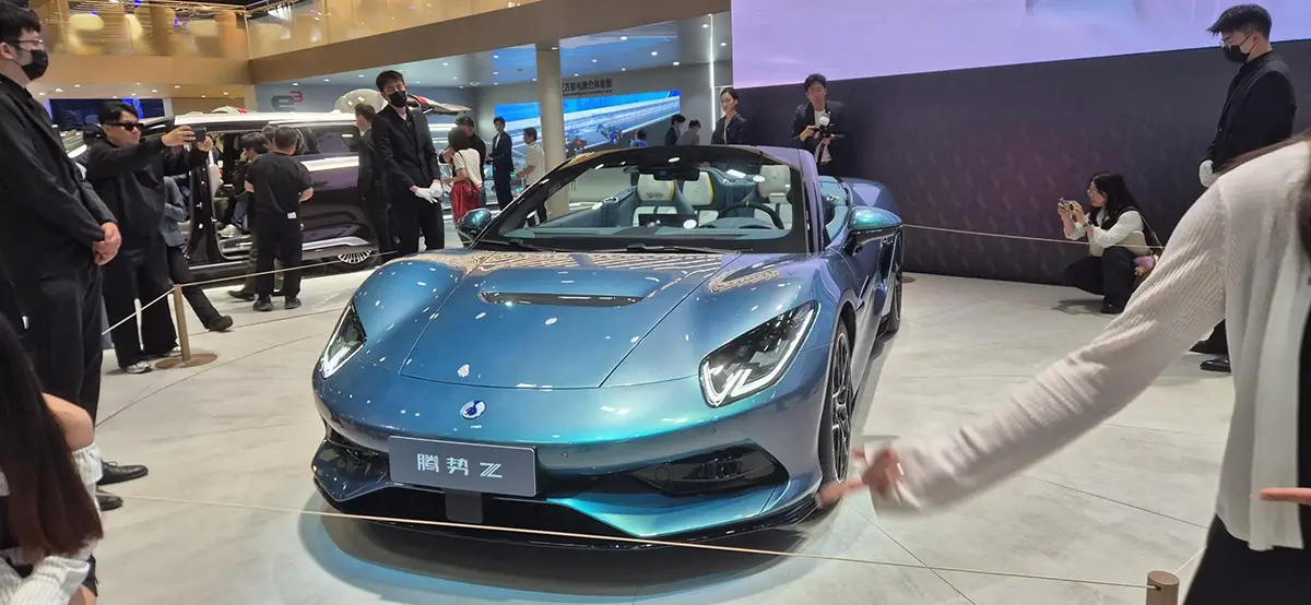 Ein exklusives chinesisches Elektro-Cabriolet auf der Auto China 2026 als Symbol für den wachsenden Lifestyle-Markt.