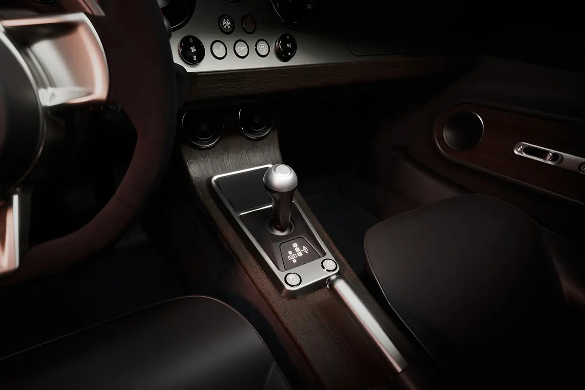 Detailaufnahme des Aluminium-Getriebewahlhebels in der hochwertig verarbeiteten Mittelkonsole des Morgan Supersport 400.