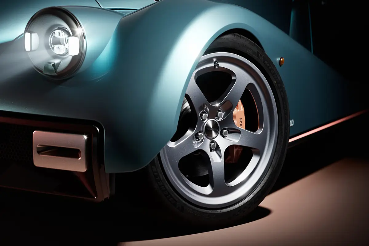 Geschmiedetes 19-Zoll-Leichtmetallrad des Morgan Supersport 400 zur Reduzierung der ungefederten Massen.