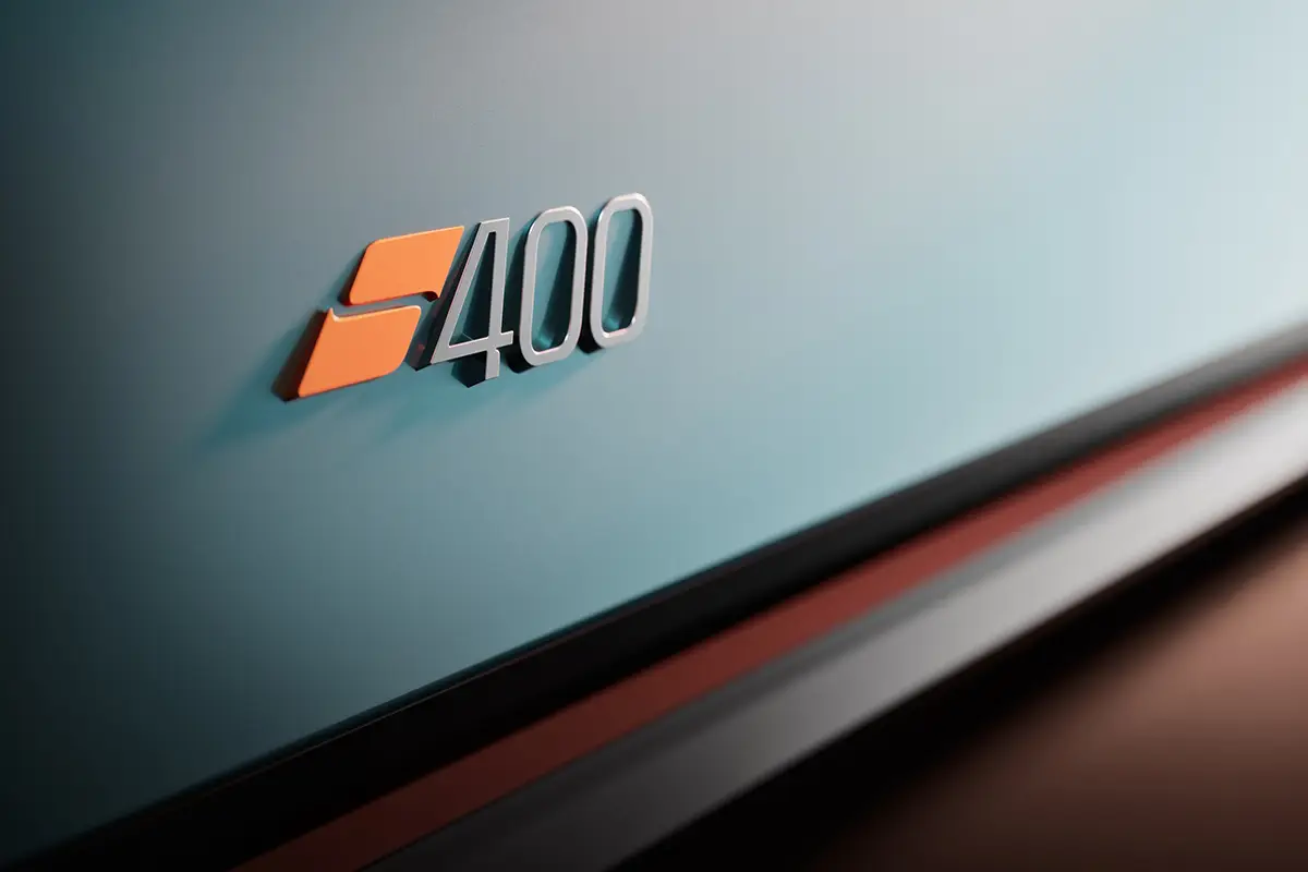 Exklusives 400-Emblem an der Flanke des Morgan Supersport, das auf das Leistungspotenzial hinweist.