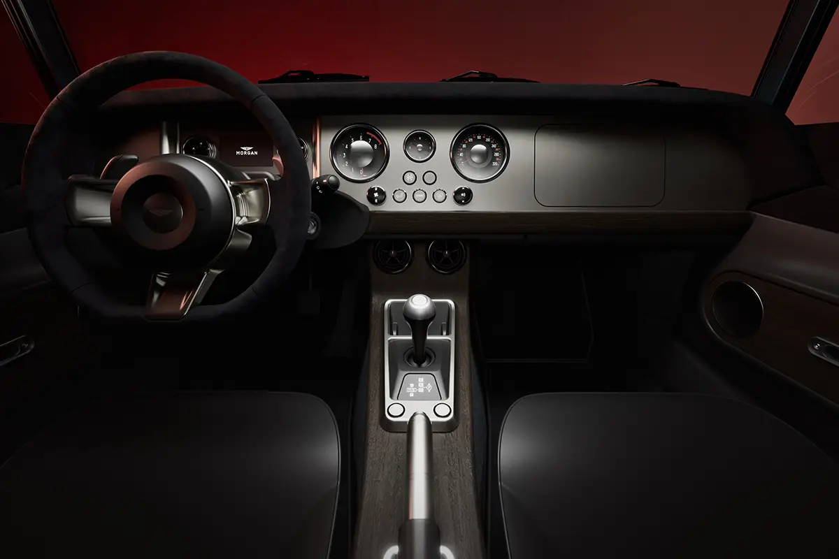 Das puristische Interieur des Morgan Supersport 400 mit klassischen Rundinstrumenten und modernen Alcantara-Optionen.