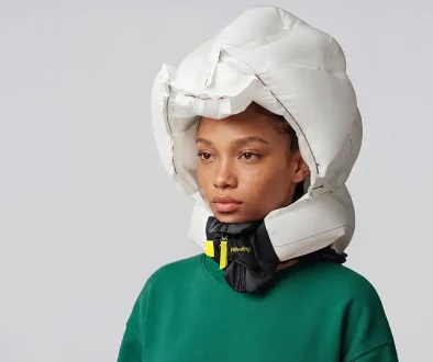 Nahaufnahme eines ausgelösten Hövding Airbags, der den Kopf und Nacken einer Person nach einem simulierten Sturz schützt.