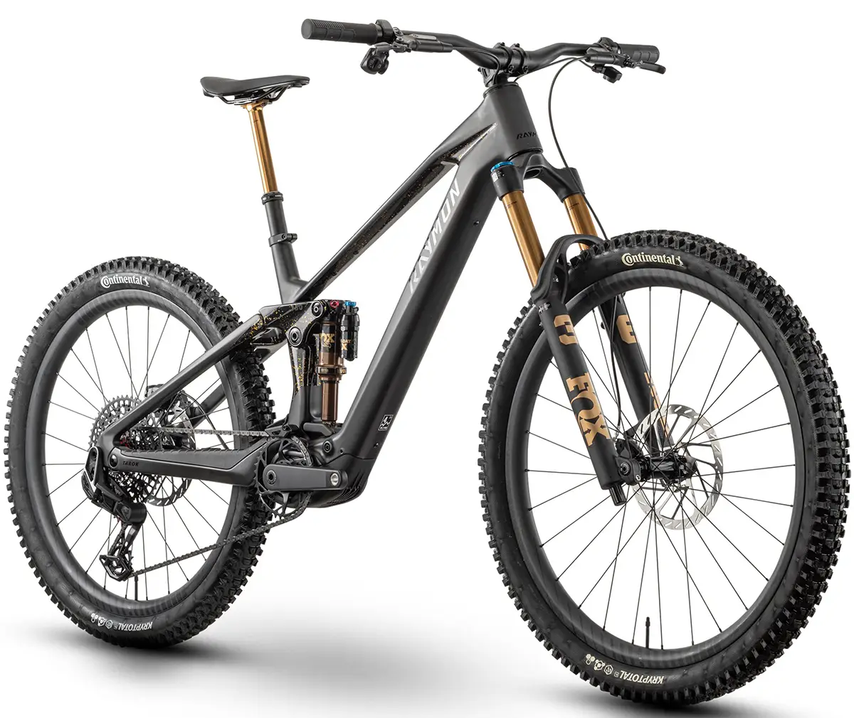 Vollgefedertes E-MTB Raymon Tarok Ultimate mit Carbonrahmen, Fox-Fahrwerk und DJI Avinox M2S Motor in der Seitenansicht.