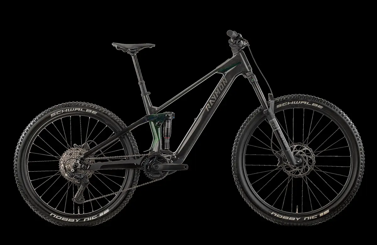 Das Einstiegsmodell Raymon Tarok Comp mit Rockshox Federgabel und integriertem 700-Wh-Akku vor schwarzem Hintergrund.