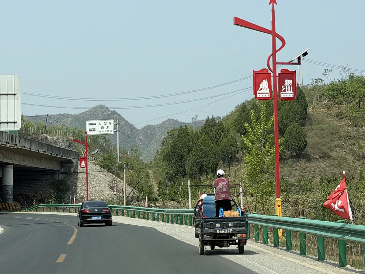 Unterwegs in Chinas ländlicher Umgebung, wo der Verkehr durchaus noch von abenteuerlich überladenen Motordreirädern dominiert wird, sorgte der Ora 5 schon für den einen oder anderen neugierigen Blick. Foto: GWM