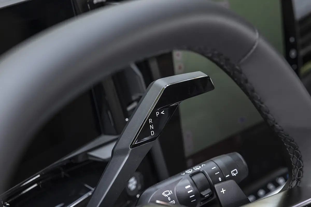 Detailaufnahme des hinter dem Lenkrad positionierten Getriebewählhebels im neuen Renault Espace.