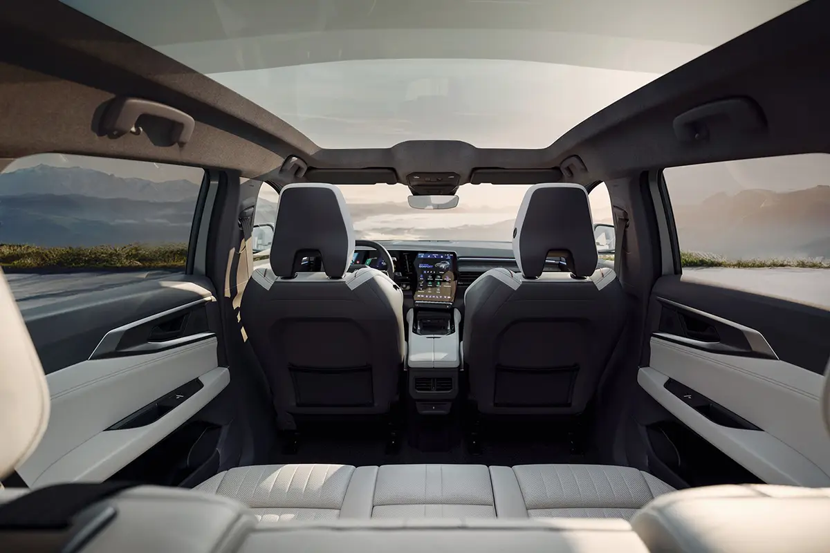 Blick aus dem Fond des Renault Espace durch das große Glasdach, der das luftige Raumangebot und die verschiebbare Rückbank zeigt.