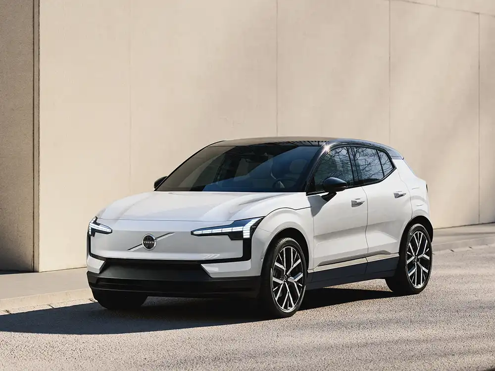 Weisser Volvo EX30 P3 Basismodell 2026 Parkansicht Seitenprofil