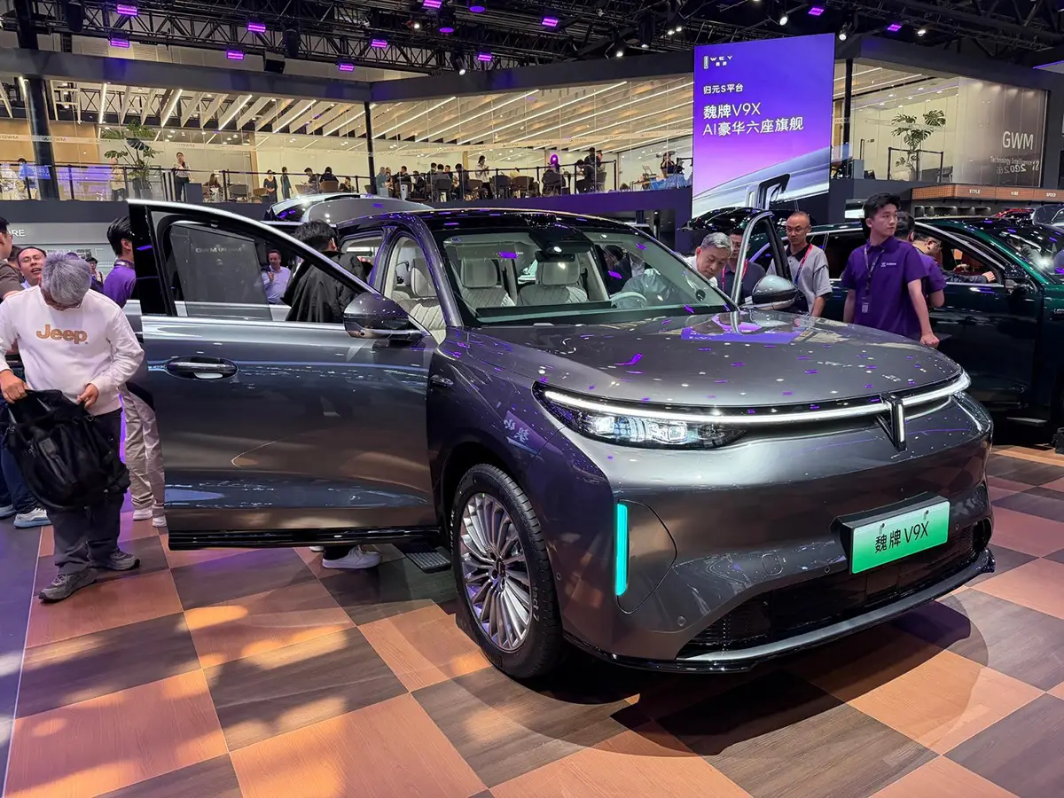 Der Wey V9X als sechssitziges Plug-in-Hybrid-SUV mit 800-Volt-Technik für den chinesischen Premiummarkt.