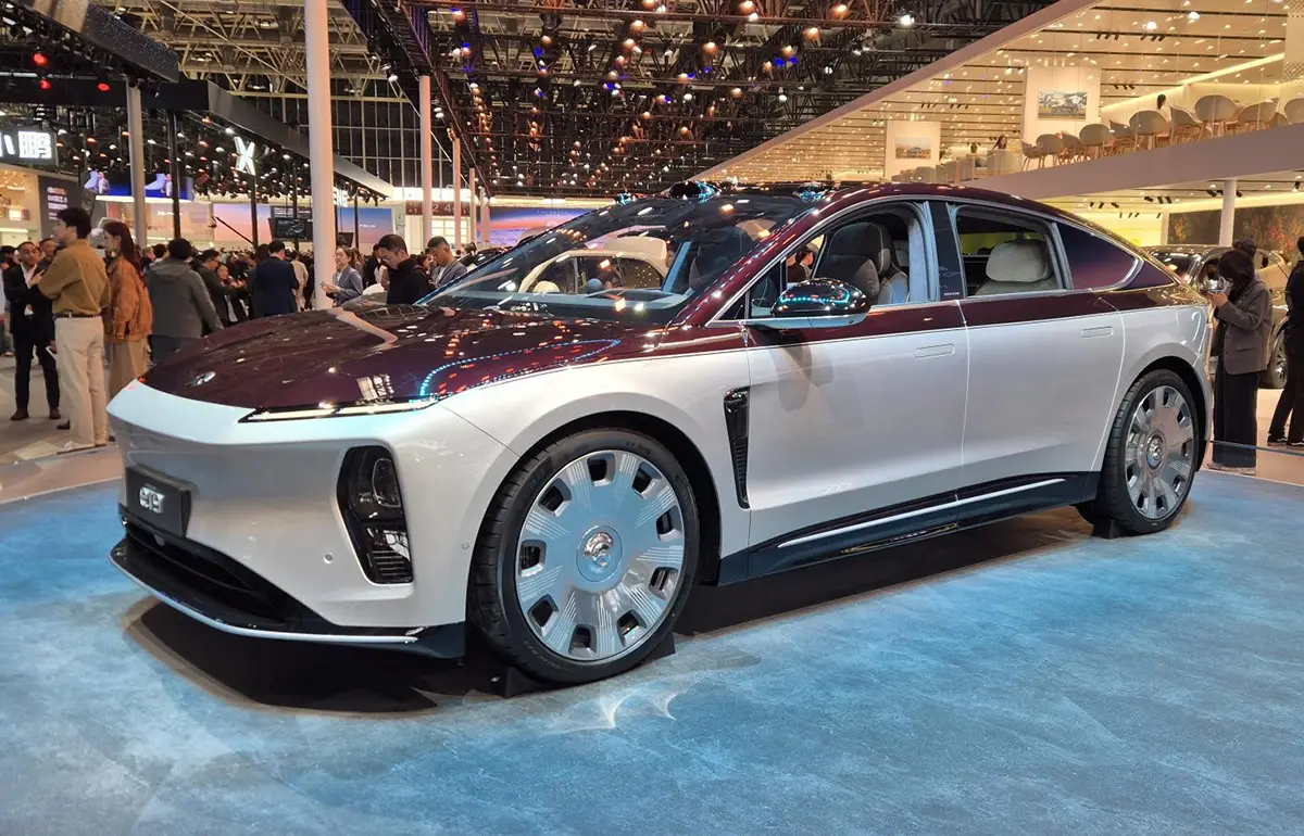 Der luxuriöse Nio ET9 auf der Auto China 2026 zeigt das technologische Flaggschiff des Herstellers mit innovativer Lichtsignatur.