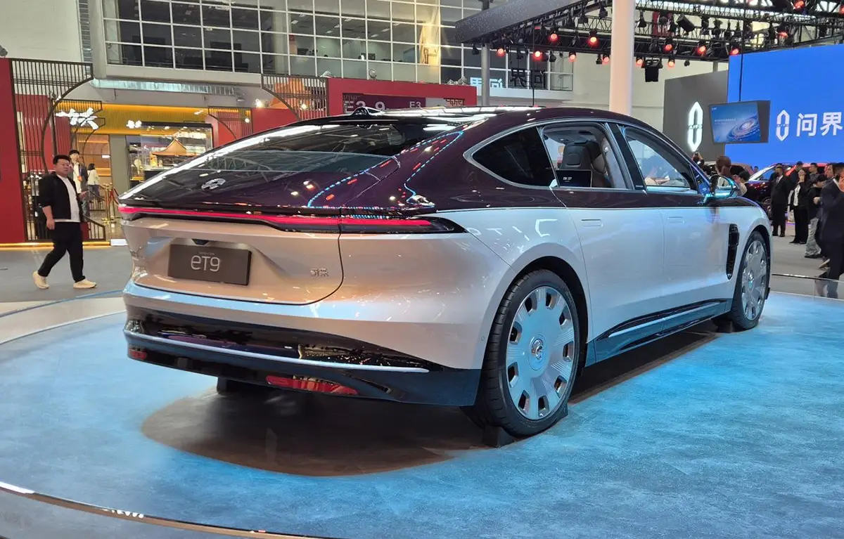 Heckansicht des Nio ET9 Crossover-Flaggschiffs mit durchgehendem Leuchtenband auf der Messe in Peking.