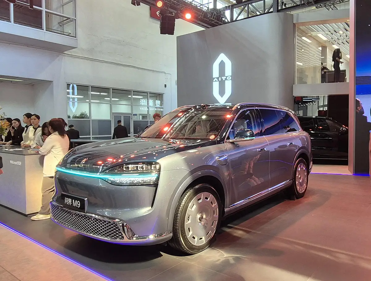 Das über 5 Meter lange Luxus-SUV Aito M9 auf dem Messestand in Peking – ein direkter Konkurrent für deutsche Premium-SUV.
