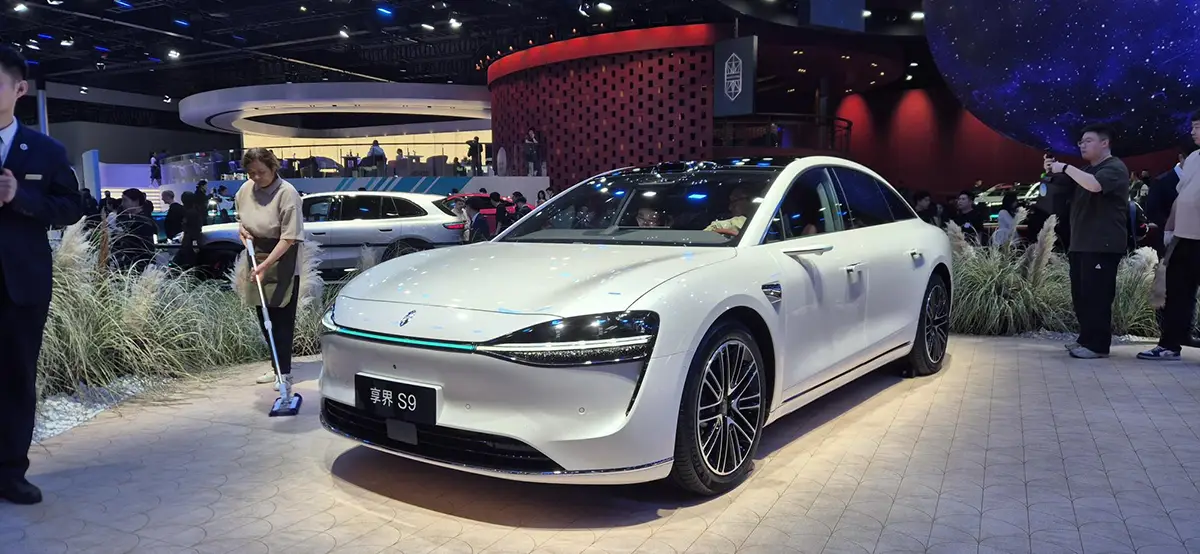 Die vollelektrische Oberklasse-Limousine Stelato S9, entwickelt von BAIC und Huawei, präsentiert auf der Auto China.