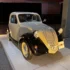 Historischer Ur-Fiat 500 Topolino von 1936 in zweifarbiger Lackierung mit schwarzen Kotflügeln und der markanten Fahrzeugfront im Werk Turin-Lingotto.