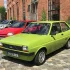 Hellgrüner Ford Fiesta der ersten Generation (1976) vor einem historischen Backsteingebäude.