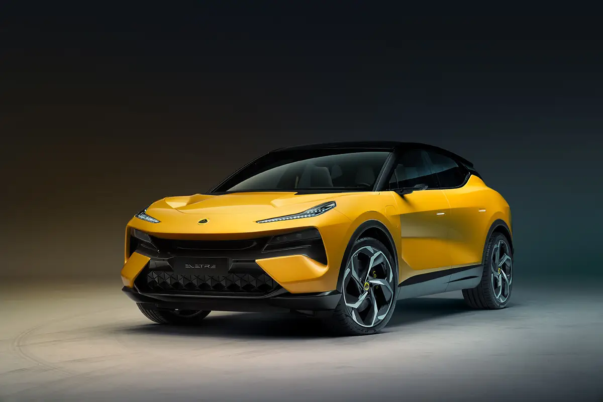Der gelbe Lotus Eletre SUV, der zur Reichweitenerhöhung zusätzlich einen Range Extender erhält.