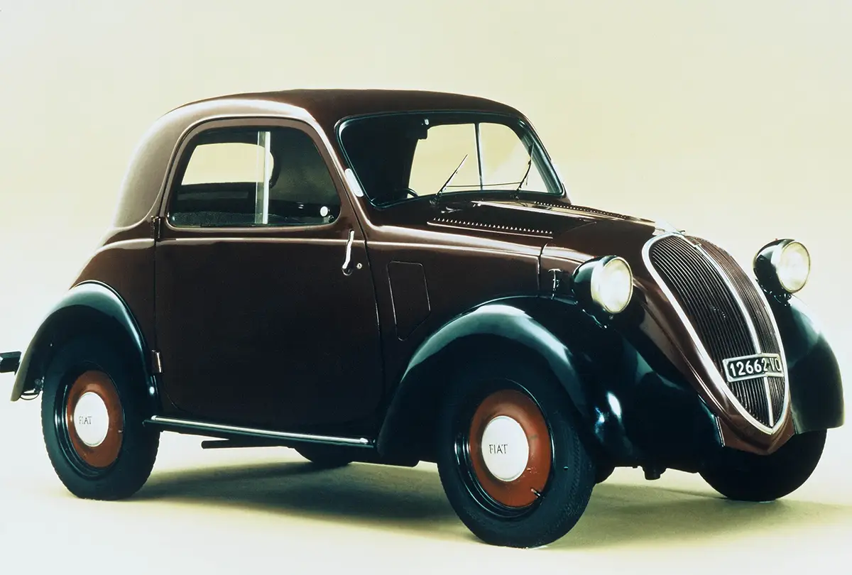 Studioaufnahme des historischen Fiat 500 Topolino Oldtimers in Dunkelbraun mit geschlossener Karosserie aus der Profilansicht.