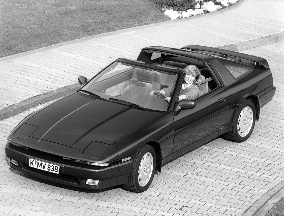 Toyota Supra A70 als Targa-Version mit offenem Dach im klassischen Straßeneinsatz.