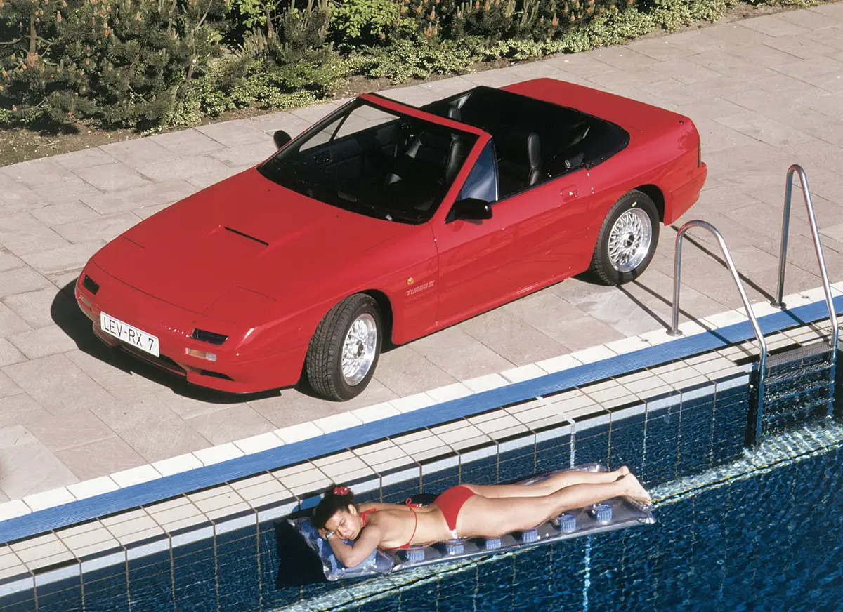 Seltenes Mazda RX-7 Wankel-Cabriolet in roter Lackierung als Lifestyle-Ikone der 80er Jahre.