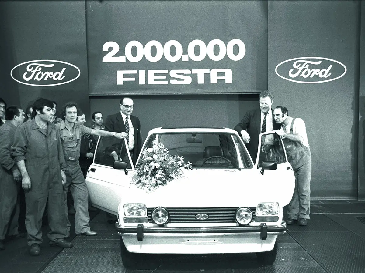 Belegschaft im Kölner Werk feiert 1981 die Produktion des zweimillionsten Ford Fiesta.