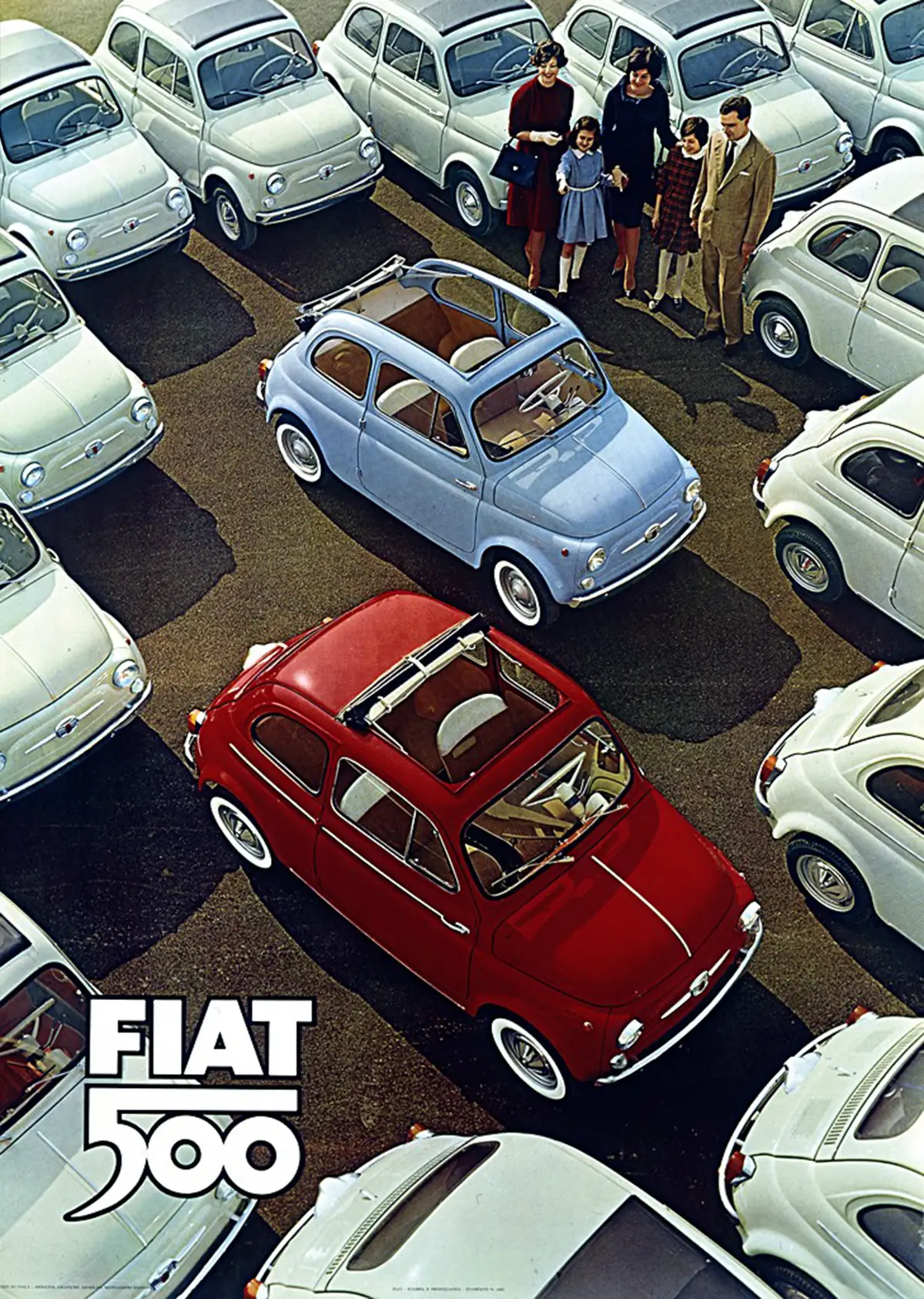 Historisches Werbeplakat von Fiat mit einer großen Flotte von Fiat 500 Kleinwagen mit geöffneten Faltdächern aus der Vogelperspektive.