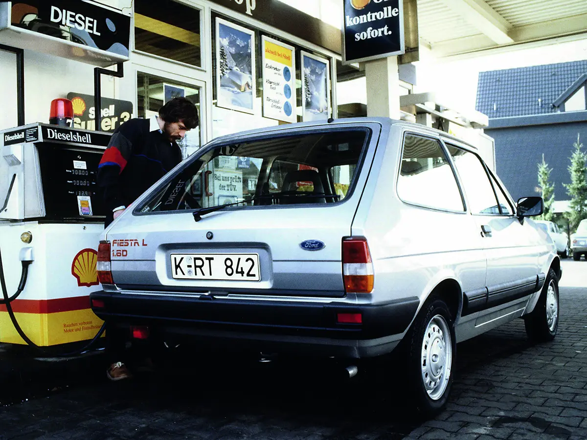 Rückansicht eines silbernen Ford Fiesta Diesel (1983) an einer Tankstelle.