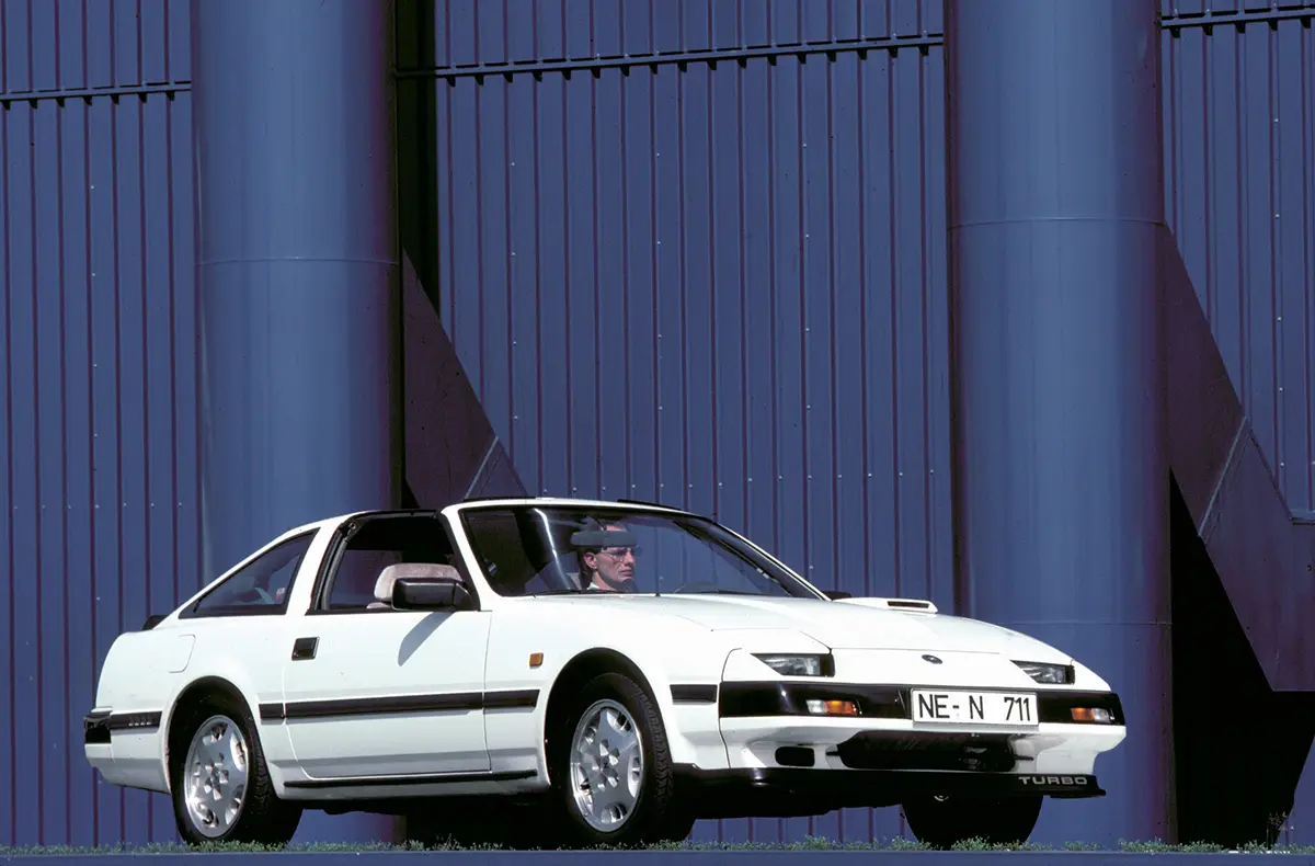 Nissan 300ZX der Modellpflege 1987 in Weiß mit aerodynamisch optimierter Frontpartie.