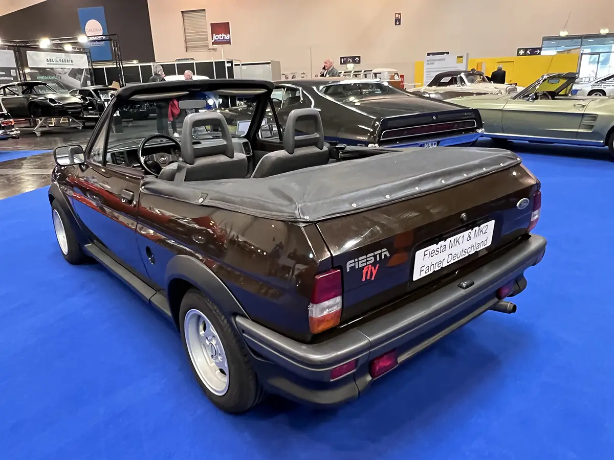 Schwarzer Ford Fiesta als Cabriolet-Umbau des britischen Karosseriebauers Crayford.