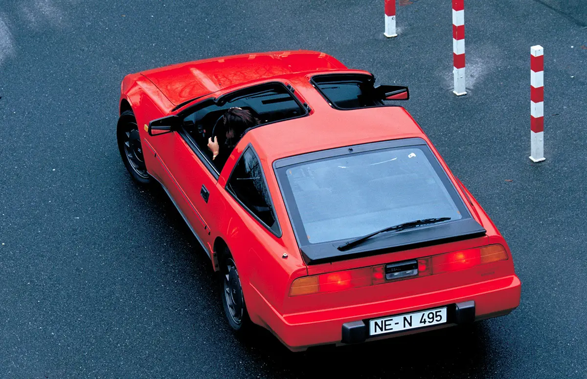 Heckansicht des Nissan 300ZX mit den typischen breiten Rückleuchten der 1980er Jahre