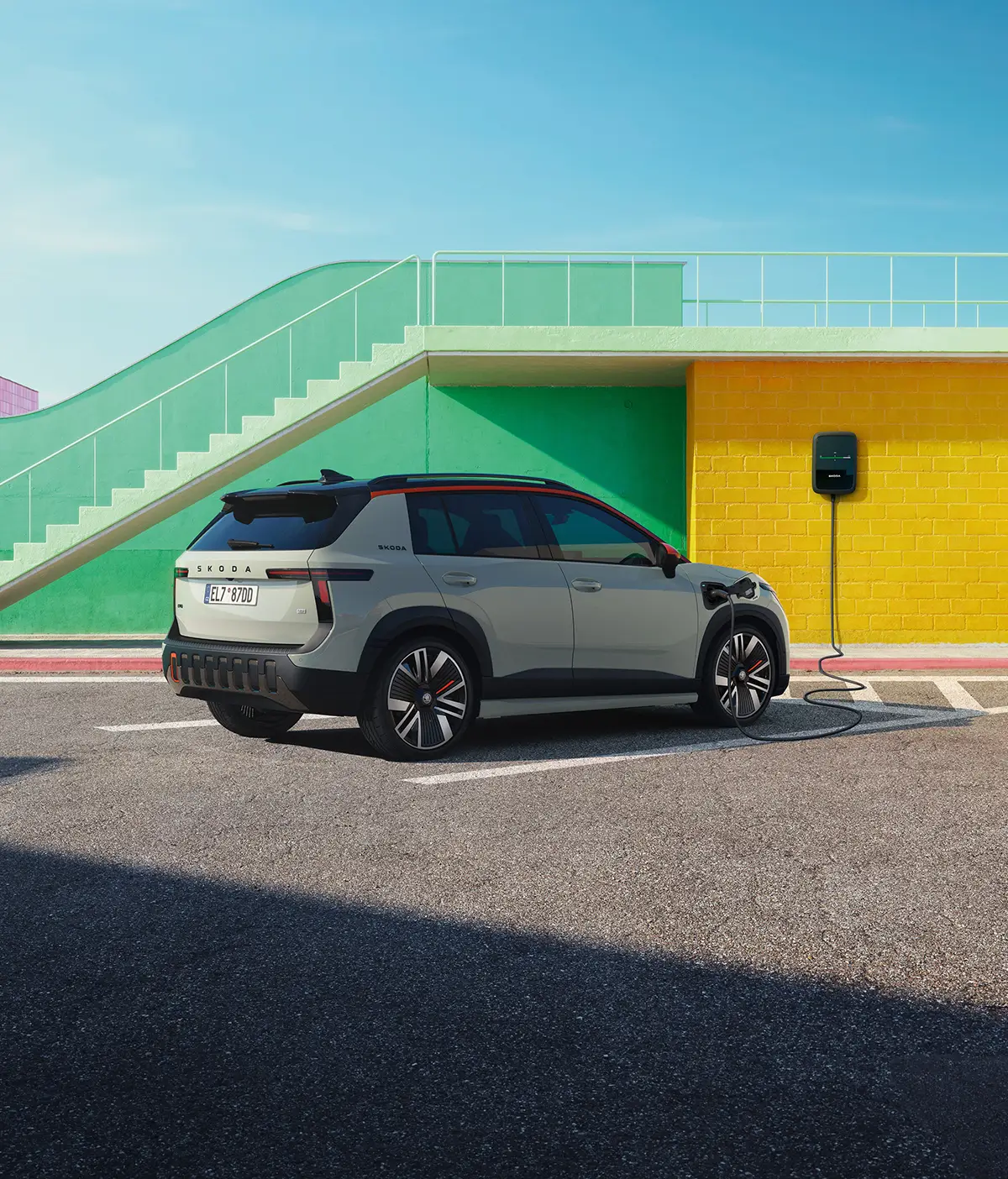 Die Heckansicht des Skoda Epiq auf einem Parkplatz, die das robuste „Modern Solid“-Design und die bullige Heckpartie betont.