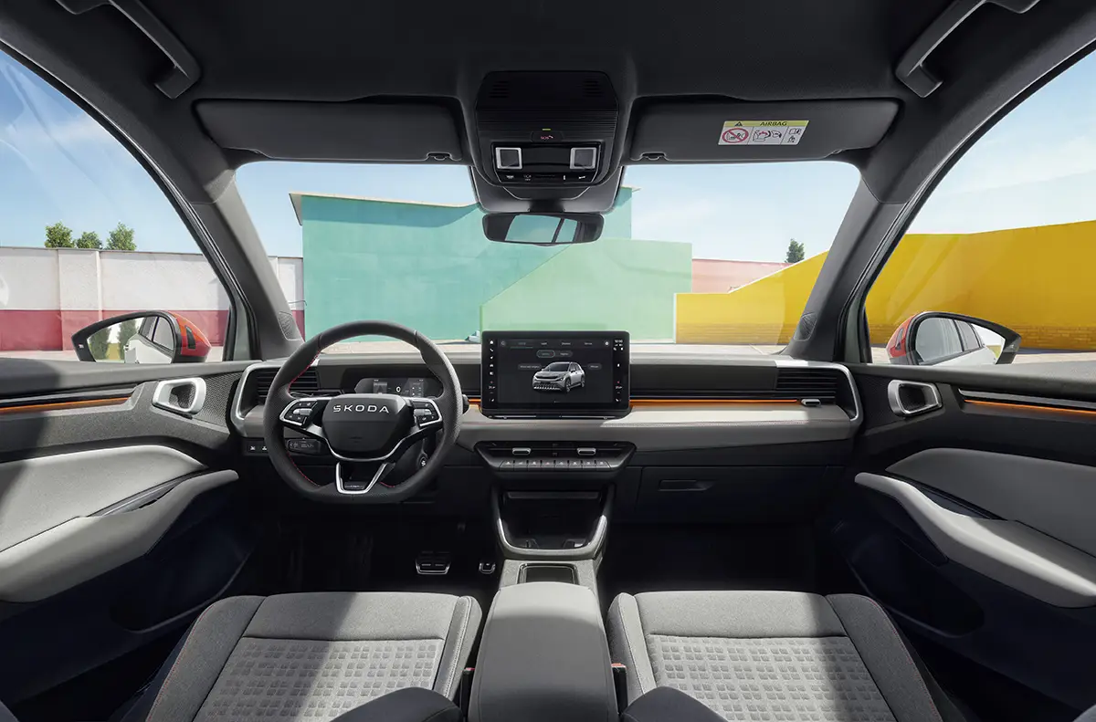 Blick auf das aufgeräumte Cockpit des Skoda Epiq mit dem horizontal ausgerichteten, 13 Zoll großen Infotainment-Zentralbildschirm.